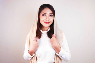 Neşeli, güzel, Asyalı Müslüman kadın gülümsüyor..