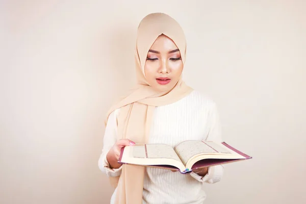 Young Asian Muslim Woman Wearing Head Scarf Reading Quran — ストック写真