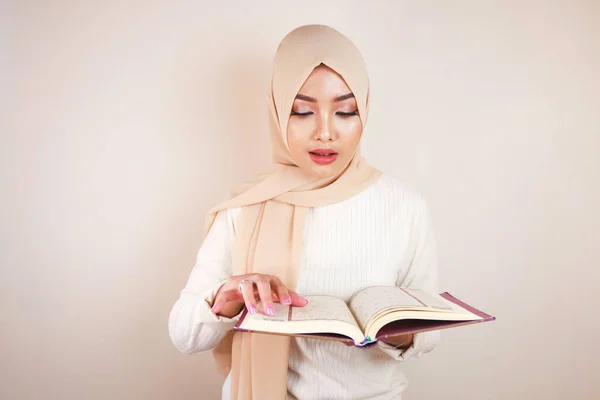Young Asian Muslim Woman Wearing Head Scarf Reading Quran — ストック写真