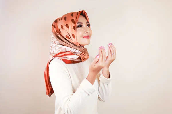 Ευτυχισμένη Όμορφη Ασιάτισσα Μουσουλμάνα Φορώντας Μαντίλα Προσεύχεται Στο Θεό — Φωτογραφία Αρχείου