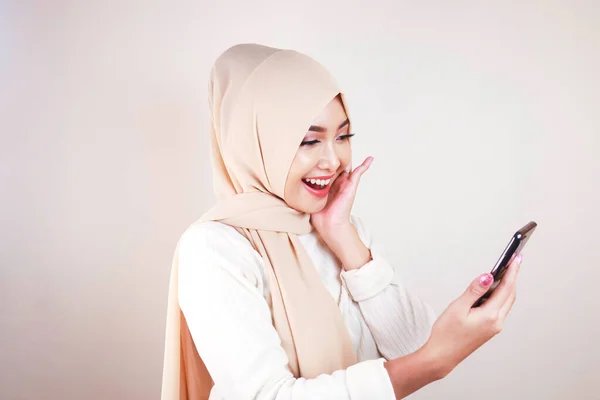 Portrait Cheerful Young Muslim Asian Woman Smiling While Looking Her — ストック写真