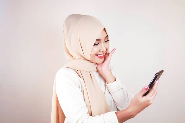 Potret Wanita Muda Muslim Asia Yang Ceria Tersenyum Sambil Melihat — Stok Foto