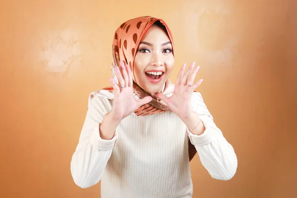 Young Asian Islam Woman Wearing Headscarf Shocked — Stockfoto