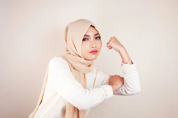 Prachtige Sterke Jonge Moslim Vrouw Geïsoleerd Witte Achtergrond Muur Tonen — Stockfoto