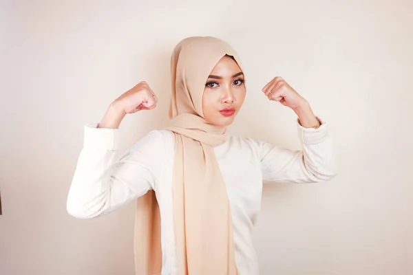 Hermosa Mujer Musulmana Fuerte Fuerte Aislado Sobre Pared Fondo Blanco —  Fotos de Stock