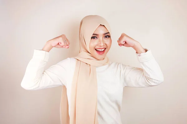 Wunderschöne Starke Junge Muslimin Isoliert Auf Weißem Hintergrund Wand Zeigt — Stockfoto