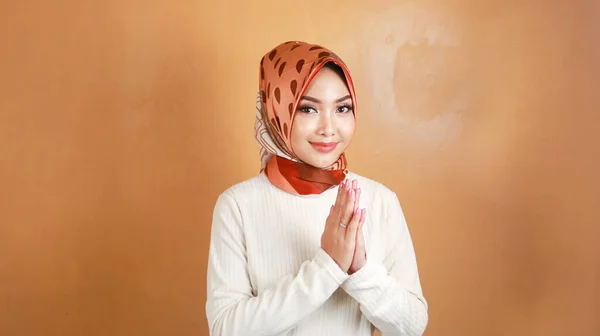 Portrait Young Beautiful Muslim Woman Wearing Hijab Eid Mubarak Greeting — стоковое фото