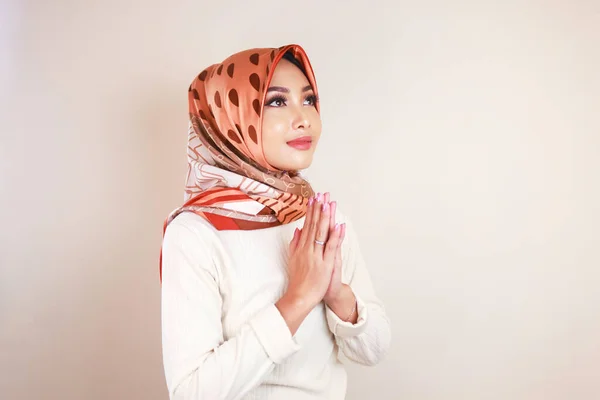 Retrato Joven Hermosa Mujer Musulmana Usando Hiyab Saludo Eid Mubarak —  Fotos de Stock