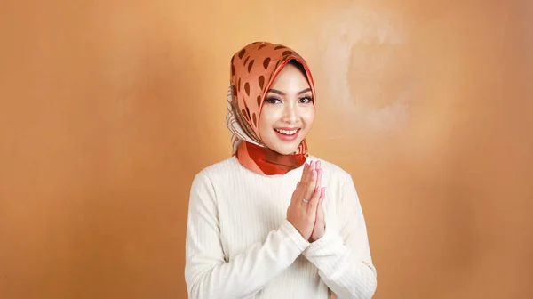 Portrait Young Beautiful Muslim Woman Wearing Hijab Eid Mubarak Greeting — Stockfoto