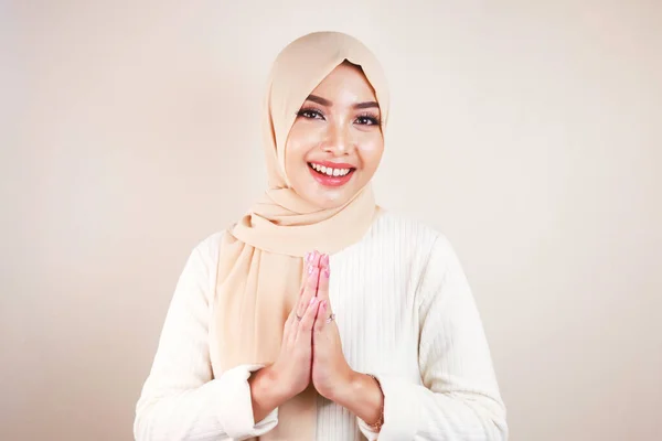Portrait Young Beautiful Muslim Woman Wearing Hijab Eid Mubarak Greeting — Stockfoto