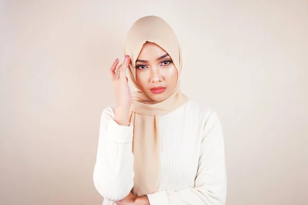 Cansado Bela Menina Muçulmana Asiática Vestindo Lenço Cabeça Estressado — Fotografia de Stock