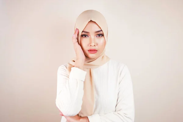 Tired Beautiful Asian Muslim Girl Wearing Headscarf Stressed Out — Stockfoto