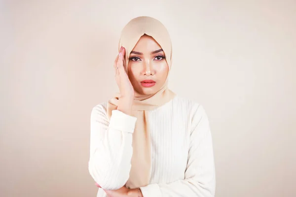 Başörtüsü Takan Yorgun Güzel Asyalı Müslüman Kız Strese Girdi — Stok fotoğraf