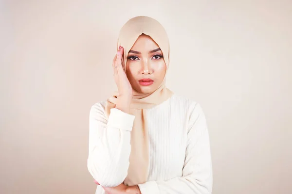 Tired Beautiful Asian Muslim Girl Wearing Headscarf Stressed Out — Stockfoto