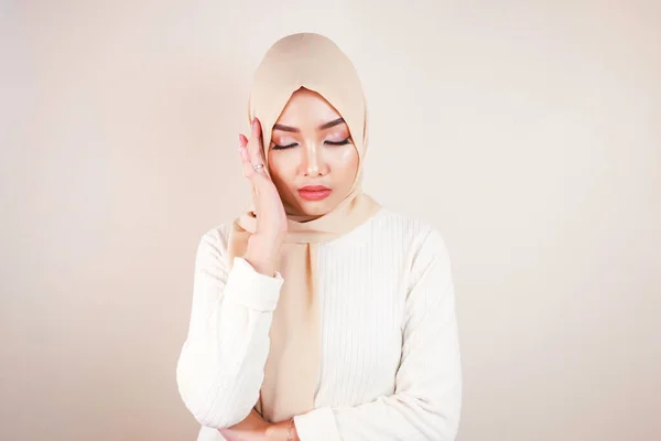 Tired Beautiful Asian Muslim Girl Wearing Headscarf Stressed Out — Stockfoto
