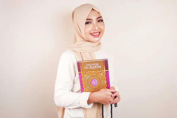 Νεαρή Ασιάτισσα Μουσουλμάνα Χαμογελά Και Κρατάει Κοράνι — Φωτογραφία Αρχείου