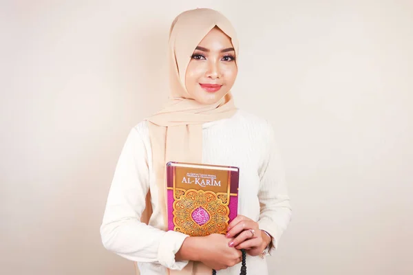 Young Asian Muslim Woman Smiling Holding Quran — ストック写真