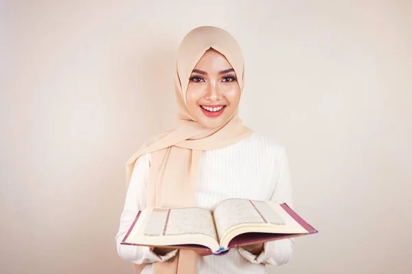 年轻的亚洲穆斯林妇女笑着拿着古兰经 — 图库照片