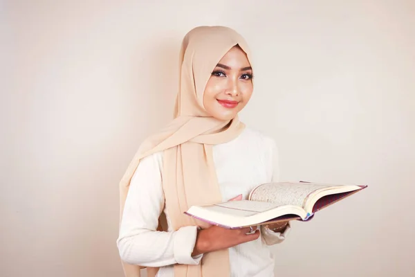 Wanita Muda Muslim Asia Tersenyum Dan Memegang Quran — Stok Foto