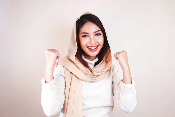 Vacker Muslimsk Kvinna Entusiast Firar Framgångsrikt Koncept — Stockfoto