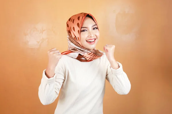 美しいイスラム教徒の女性の愛好家 お祝い 成功の概念 — ストック写真