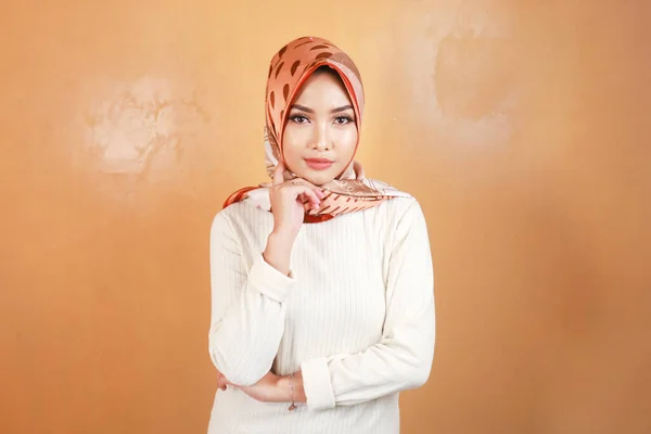 Wesoły Młody Piękny Azji Muzułmanin Kobieta Uśmiecha — Zdjęcie stockowe