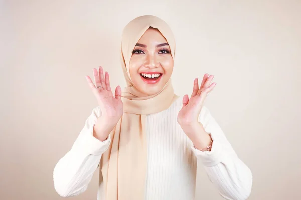 Cheerful Young Beautiful Asian Muslim Woman Smiling — Stockfoto