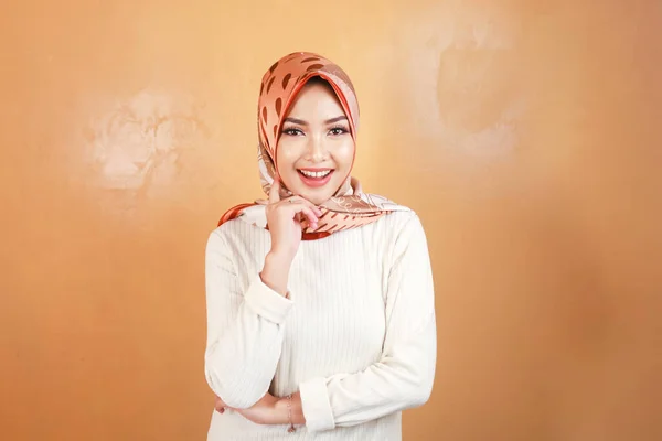 Веселая Молодая Красивая Азиатская Мусульманка Улыбается — стоковое фото