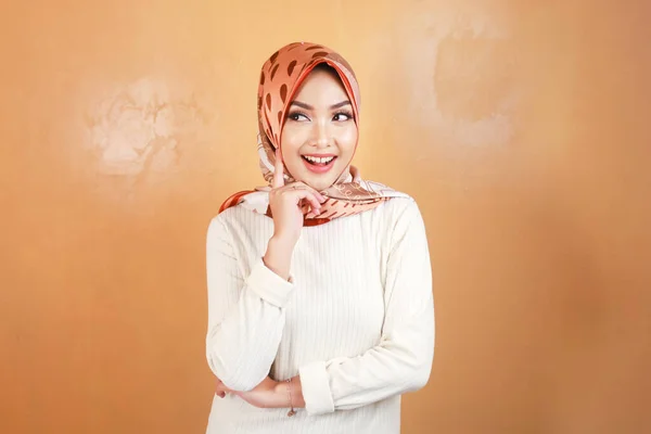 年轻而快乐的美丽的亚洲穆斯林妇女微笑着 — 图库照片