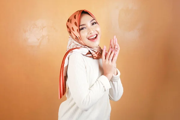 Wesoły Młody Piękny Azji Muzułmanin Kobieta Uśmiecha — Zdjęcie stockowe