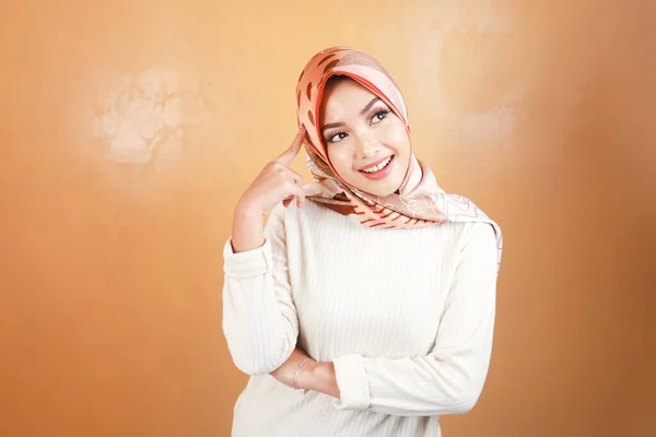 Neşeli Güzel Asyalı Müslüman Kadın Gülümsüyor — Stok fotoğraf