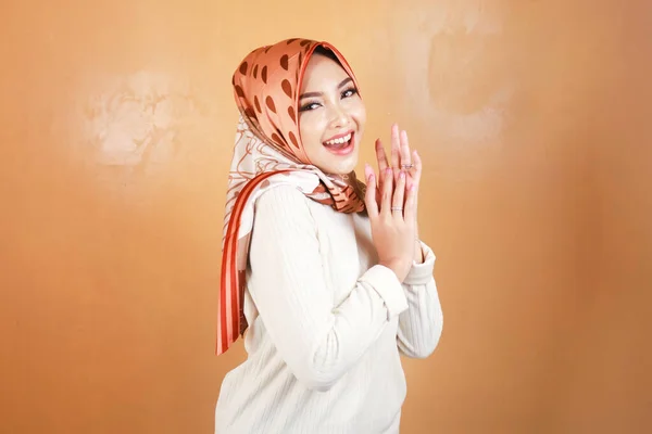 Cheerful Young Beautiful Asian Muslim Woman Smiling — Fotografia de Stock