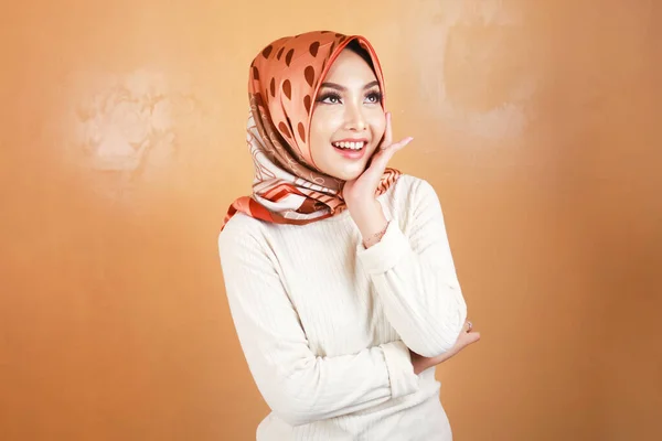 Cheerful Young Beautiful Asian Muslim Woman Smiling — Stockfoto