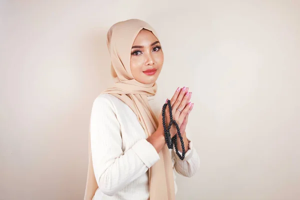 Potrait Ceria Muda Wanita Cantik Muslim Asia Tersenyum Dan Memegang — Stok Foto