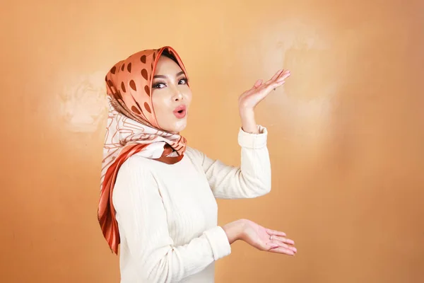 年轻的亚洲穆斯林妇女的震惊脸 一边指着一边抄袭空间 — 图库照片