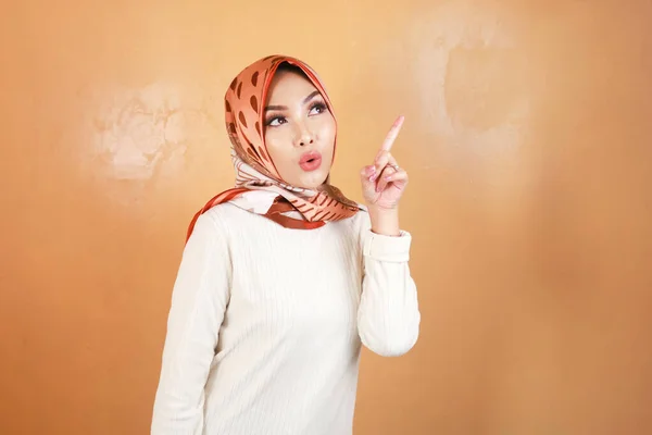 Fröhliche Junge Muslimische Asiatin Zeigt Lächelnd Nach Oben Den Raum — Stockfoto