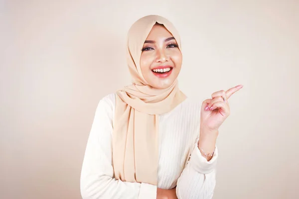 Neşeli Genç Müslüman Asyalı Kadın Gülümseyerek Boşluğu Işaret Ediyor — Stok fotoğraf
