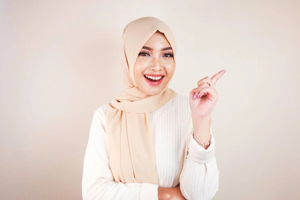 Χαρούμενη Νεαρή Μουσουλμάνα Ασιάτισσα Δείχνει Πλευρά Για Αντιγράψει Χώρο Χαμόγελο — Φωτογραφία Αρχείου