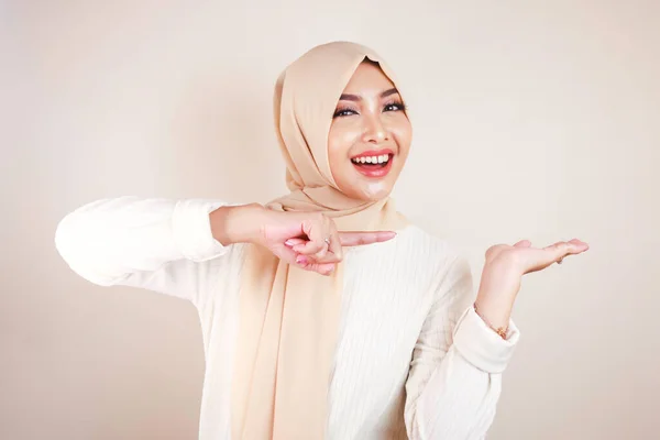 Wesoły Młody Muzułmanin Azji Kobieta Wskazując Bok Skopiować Przestrzeń Uśmiechem — Zdjęcie stockowe