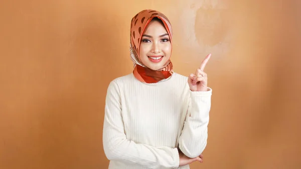 Cheerful Young Muslim Asian Woman Pointing Copy Space Smile —  Fotos de Stock