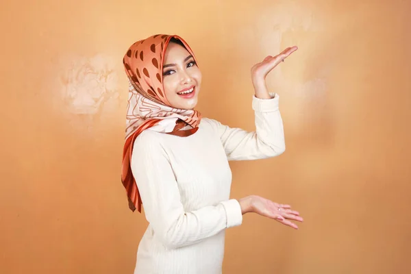Fröhliche Junge Muslimische Asiatin Zeigt Lächelnd Die Seite Zur Kopie — Stockfoto
