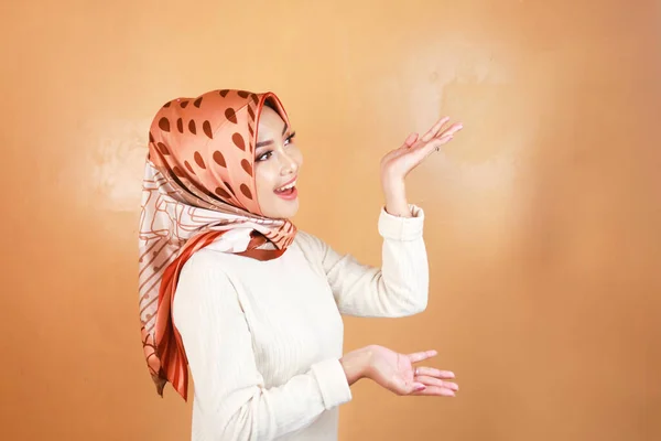 Cheerful Young Muslim Asian Woman Pointing Side Copy Space Smile — Fotografia de Stock