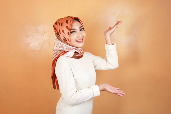 Cheerful Young Muslim Asian Woman Pointing Side Copy Space Smile — Photo