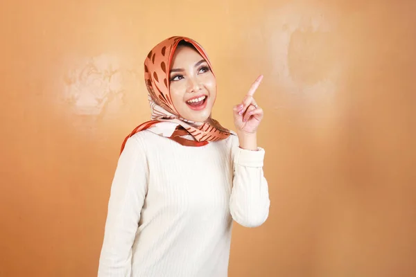 Χαρούμενη Νεαρή Μουσουλμάνα Ασιάτισσα Που Δείχνει Πάνω Για Αντιγράψει Χώρο — Φωτογραφία Αρχείου