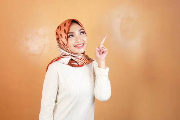 Wesoły Młody Muzułmanin Azji Kobieta Wskazując Powyżej Skopiować Przestrzeń Uśmiechem — Zdjęcie stockowe