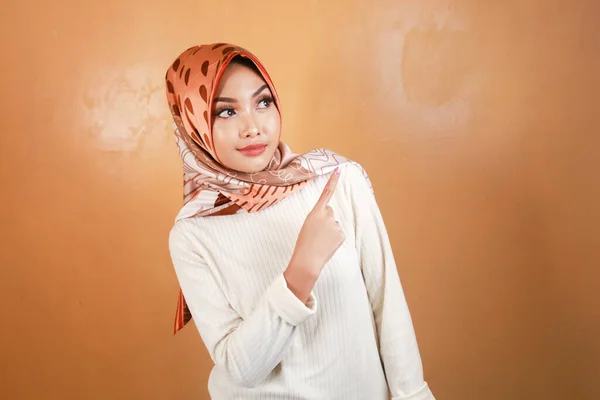 Cheerful Young Muslim Asian Woman Pointing Copy Space Smile — Fotografia de Stock