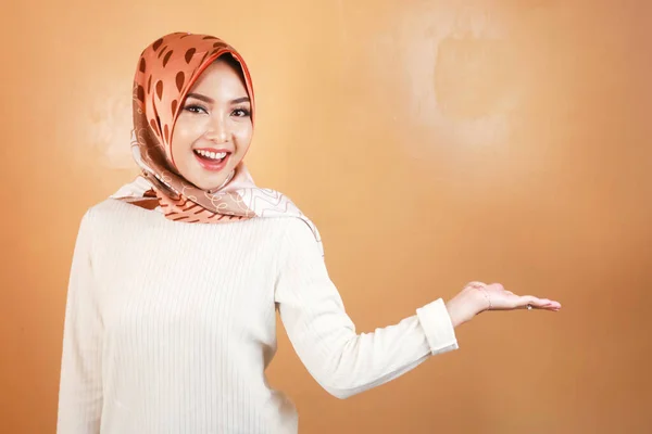 Cheerful Young Muslim Asian Woman Pointing Side Copy Space Smile — Stock Photo, Image