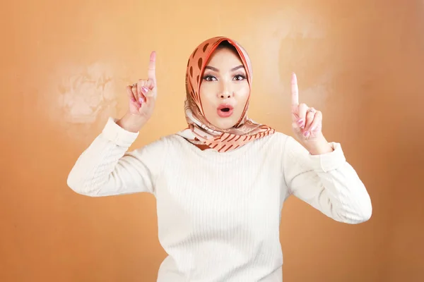 Cheerful Young Muslim Asian Woman Pointing Copy Space Smile — Stockfoto