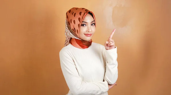 Cheerful Young Muslim Asian Woman Pointing Copy Space Smile — Fotografia de Stock