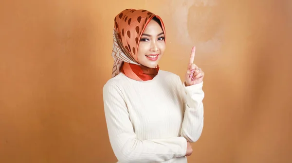 Cheerful Young Muslim Asian Woman Pointing Copy Space Smile — Photo